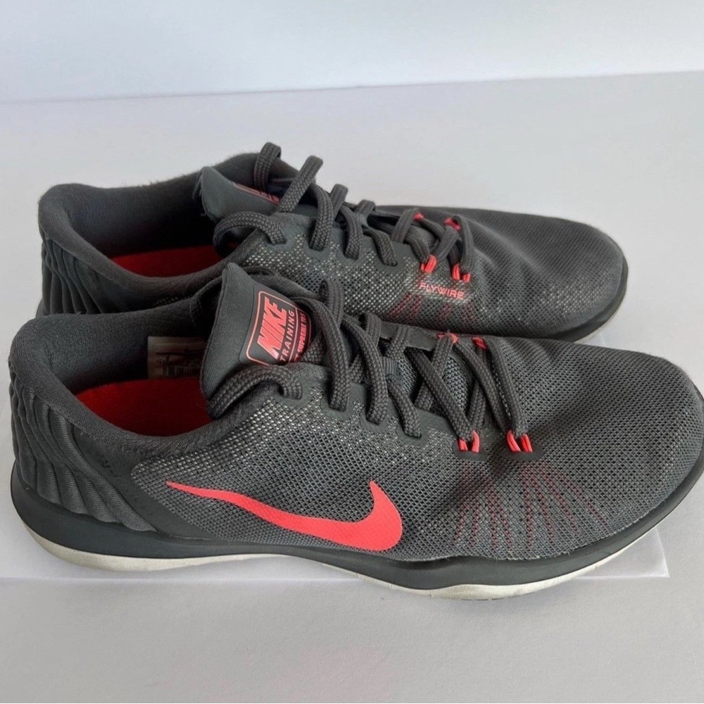 Size 8 Women’s Nike Training Flex Supreme TR5 Sneakers